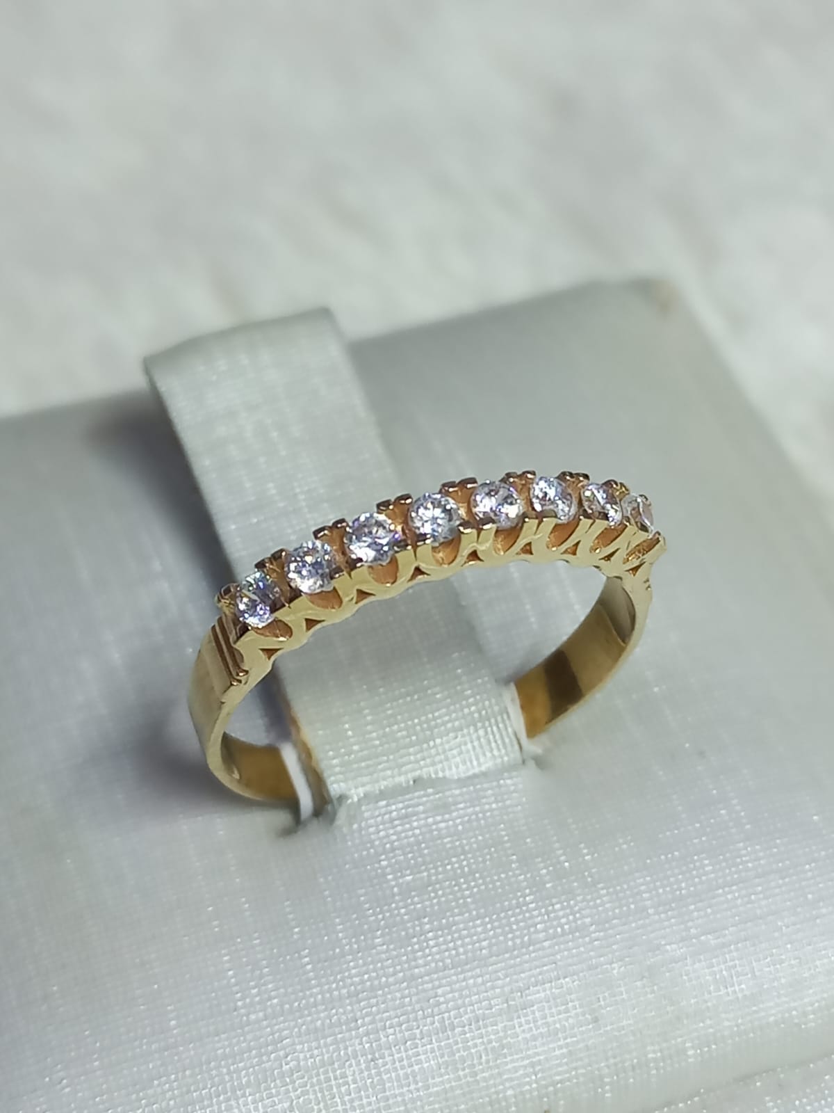 Meia Aliança 8 zircônias de 2mm - Ouro 10k