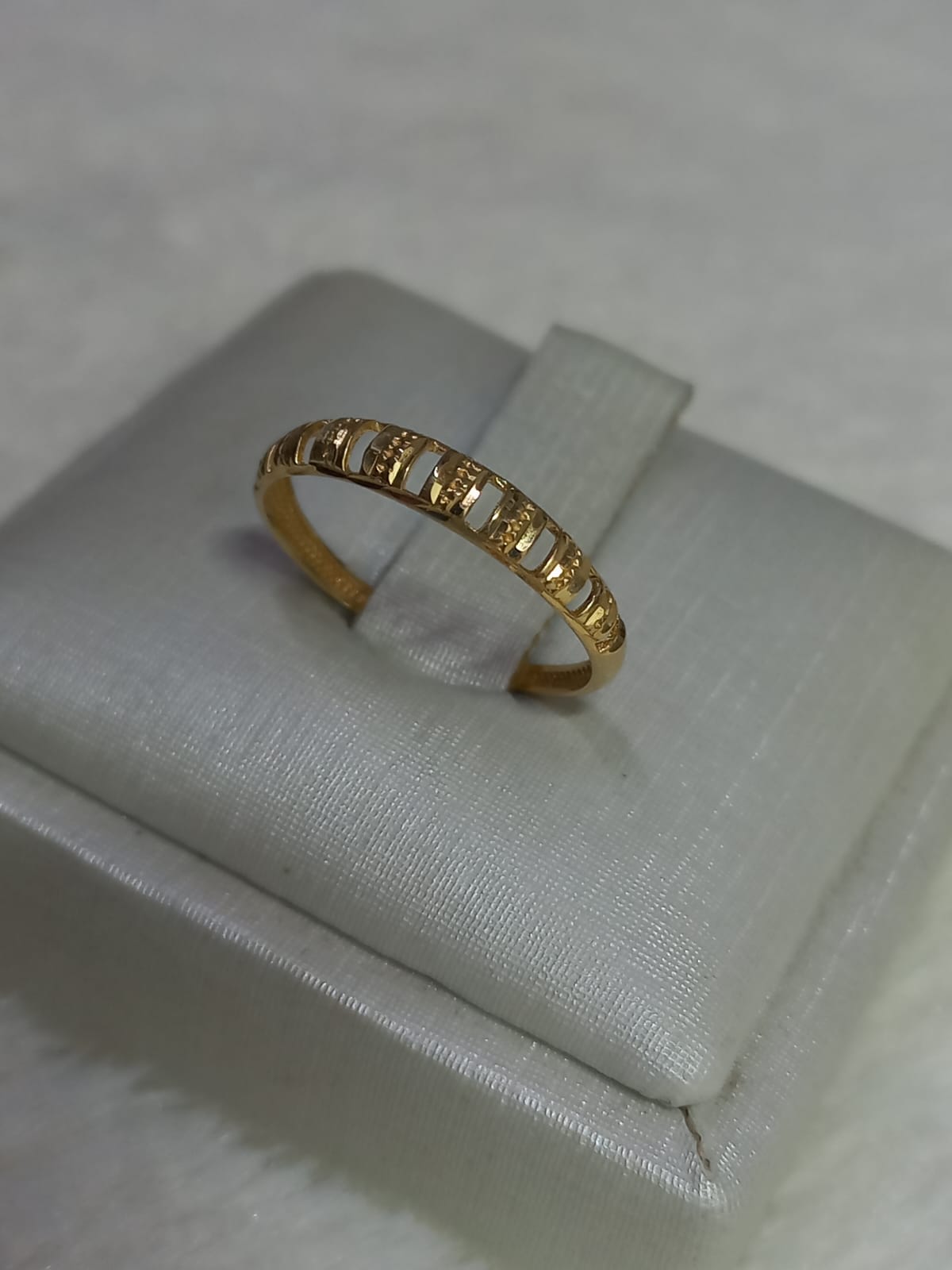 Aparador trabalhado e vazado - Ouro 18k