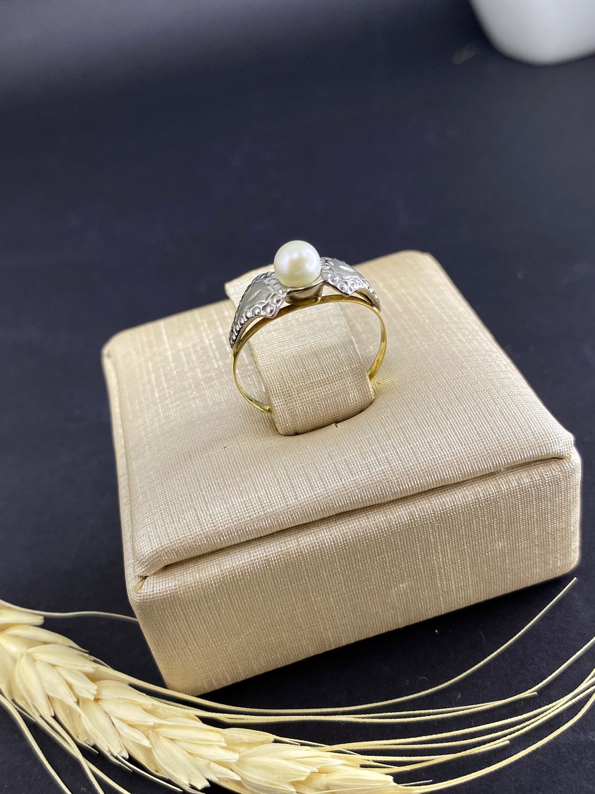 Anel pérola com pétalas em ouro branco — ouro 18k