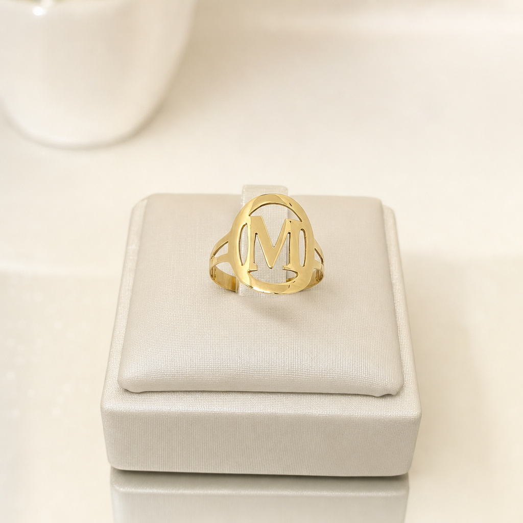 Anel monograma com letra inicial — ouro 18k