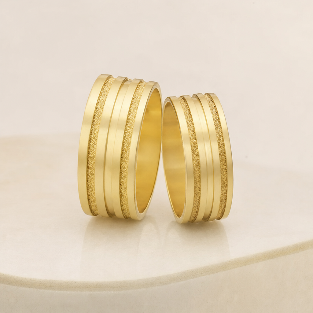 Par de alianças com 3 frisos diamantados, semi anatômica, plana, 8mm - Ouro 18k