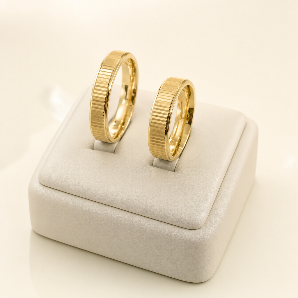 Par de alianças, 3,6mm, anatômica, modelo passarela - Ouro 18k