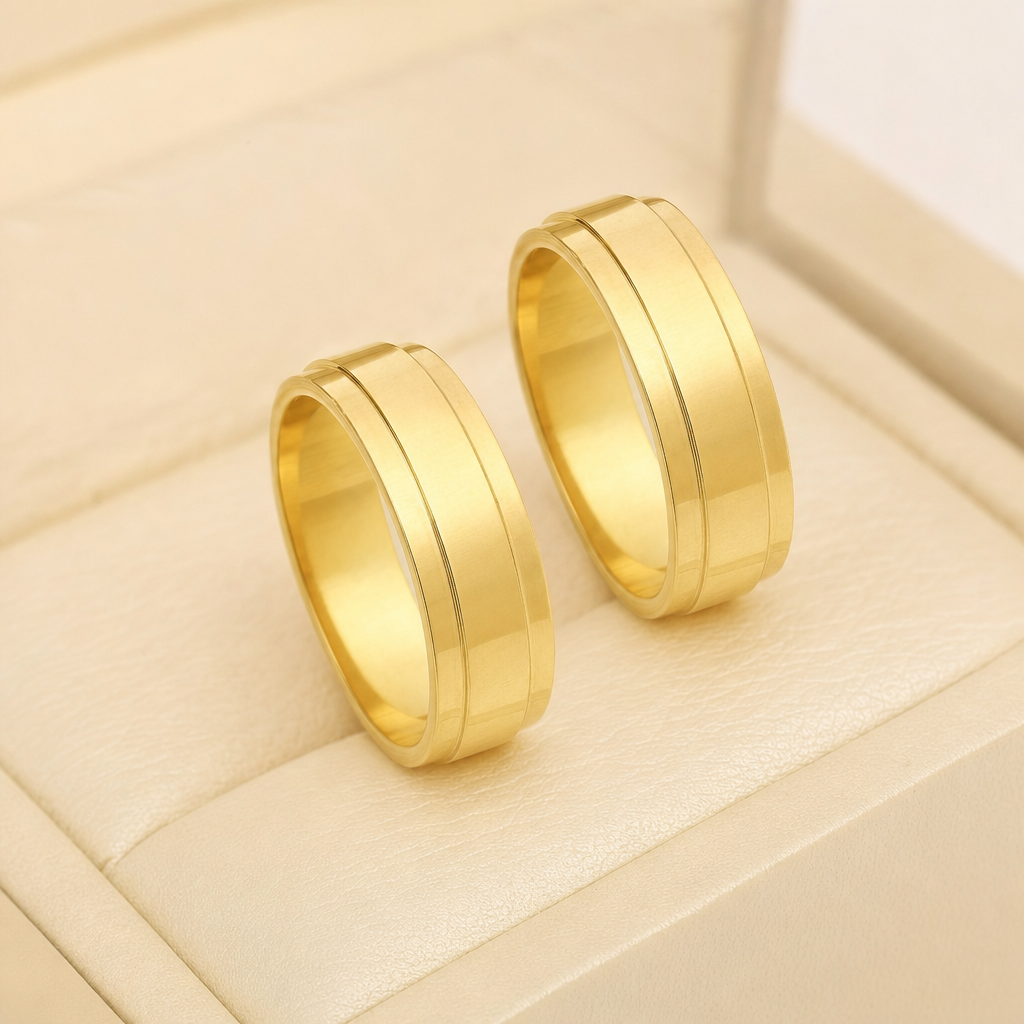 Par de alianças plana com laterais rebaixadas, semi anatômica, 6mm - Ouro 18k