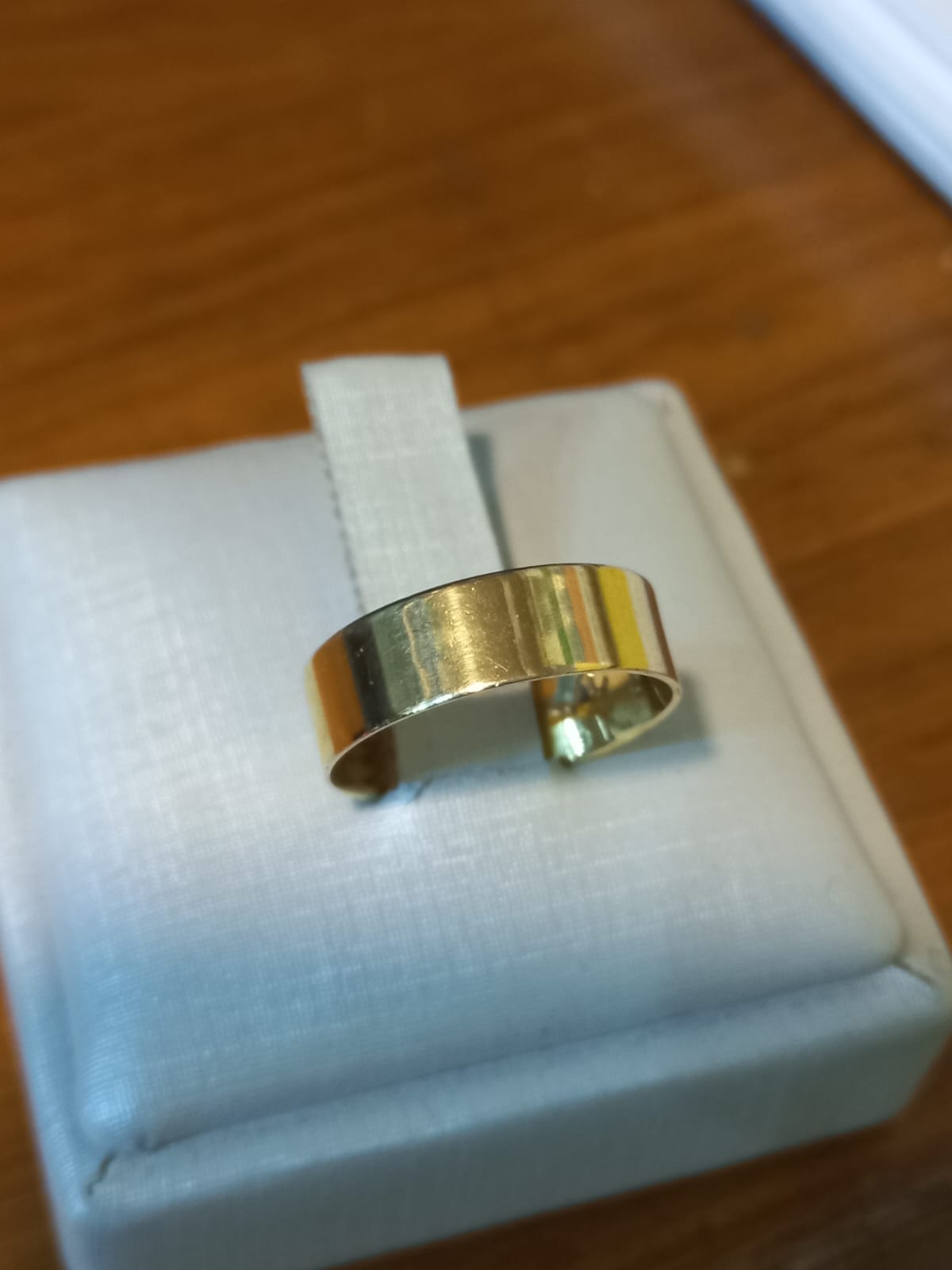 Par de alianças, plana, semi anatômica, 6mm - Ouro 18k