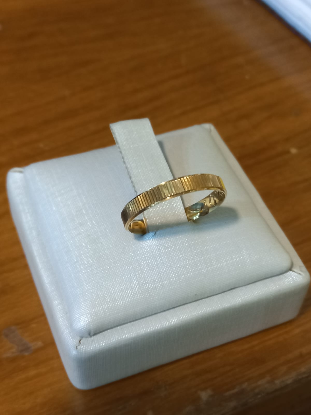 Par de alianças, 3,6mm, anatômica, modelo passarela - Ouro 18k