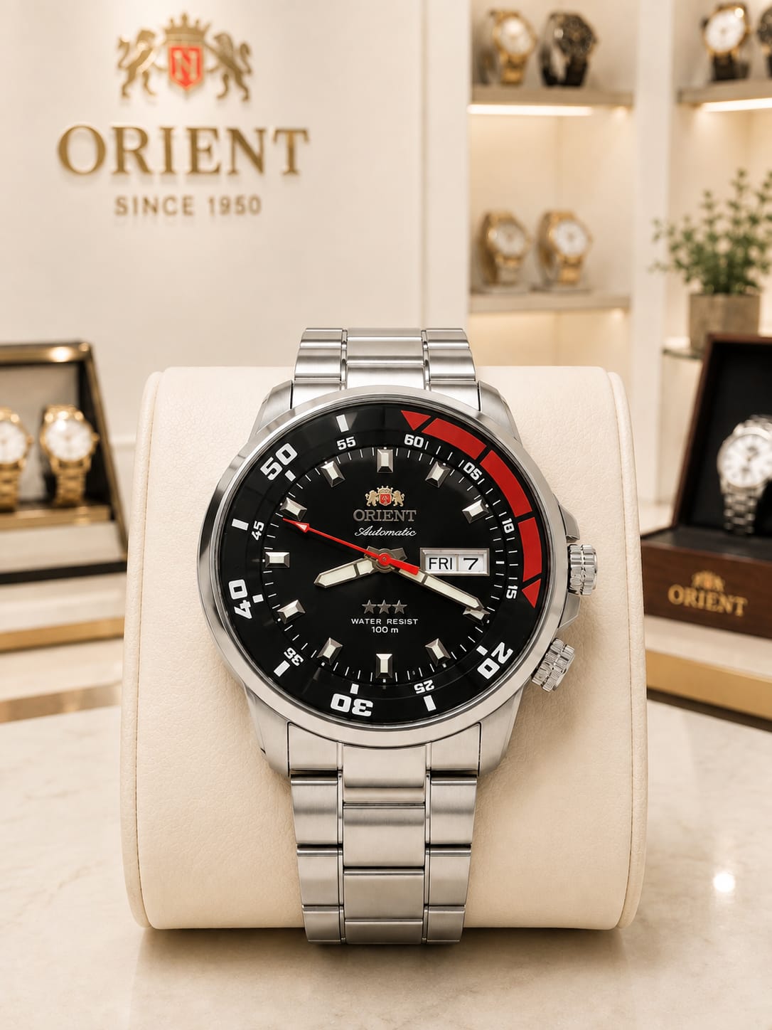 Relógio Orient automático prateado com mostrador preto, calendário e escala de minutos - 10atm